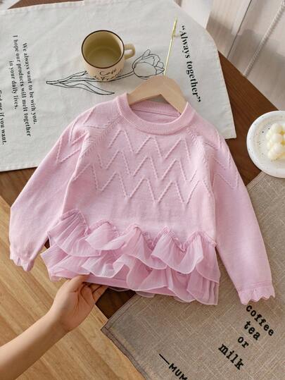 SHEIN Suéter de niña de estilo princesa dulce en color rosa, con patrón ondulado delicado + volante de malla, una prenda de abrigo adorable y suave adecuada para reuniones familiares, Halloween, Año Nuevo, Acción de Gracias, Navidad. Ropa de niña para otoño e invierno, suéter rosa para niñas pequeñas con mangas largas