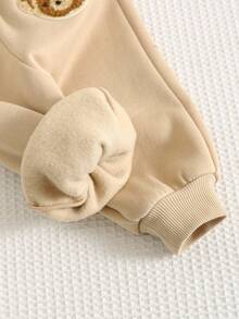 男婴保暖连帽卫衣三件套，包括针织上衣、运动裤和加厚背心，可爱小熊图案，舒适时尚，适合室内、室外、日常穿着、运动、派对、秋冬季拍照、万圣节、圣诞节等场合。