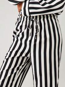 MISSGUIDED Bộ đồ ngủ tay dài cài nút kẻ sọc có cổ áo cổ điển sọc dọc đen trắng đồ ngủ mặc nhà bộ sưu tập thu đông vừa vặn thoải mái - Đen và trắng - Xem 4