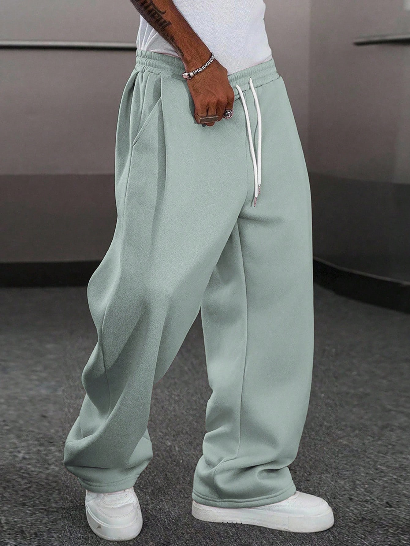 Manfinity Hypemode بنطلون رياضي واسع الساق للرجال...