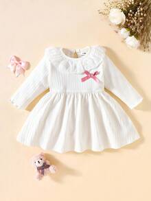 SHEIN Váy xòe cổ bèo nhún nơ xinh xắn cho bé gái sơ sinh, vải gân mềm mại, màu hồng, thiết kế váy bồng bềnh, đáng yêu và thoải mái cho trẻ sơ sinh - trắng - Xem 2