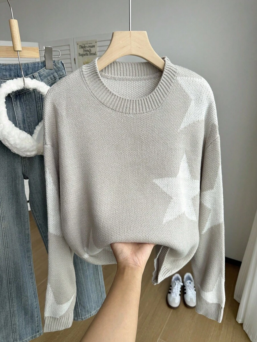 SHEIN Suéter con estampado de pentagrama de moda para adolescentes, de corte holgado y cuello redondo cómodo, de manga larga y tejido, color gris, nuevo para otoño/invierno, estilo europeo y americano - Gris - Ver 1