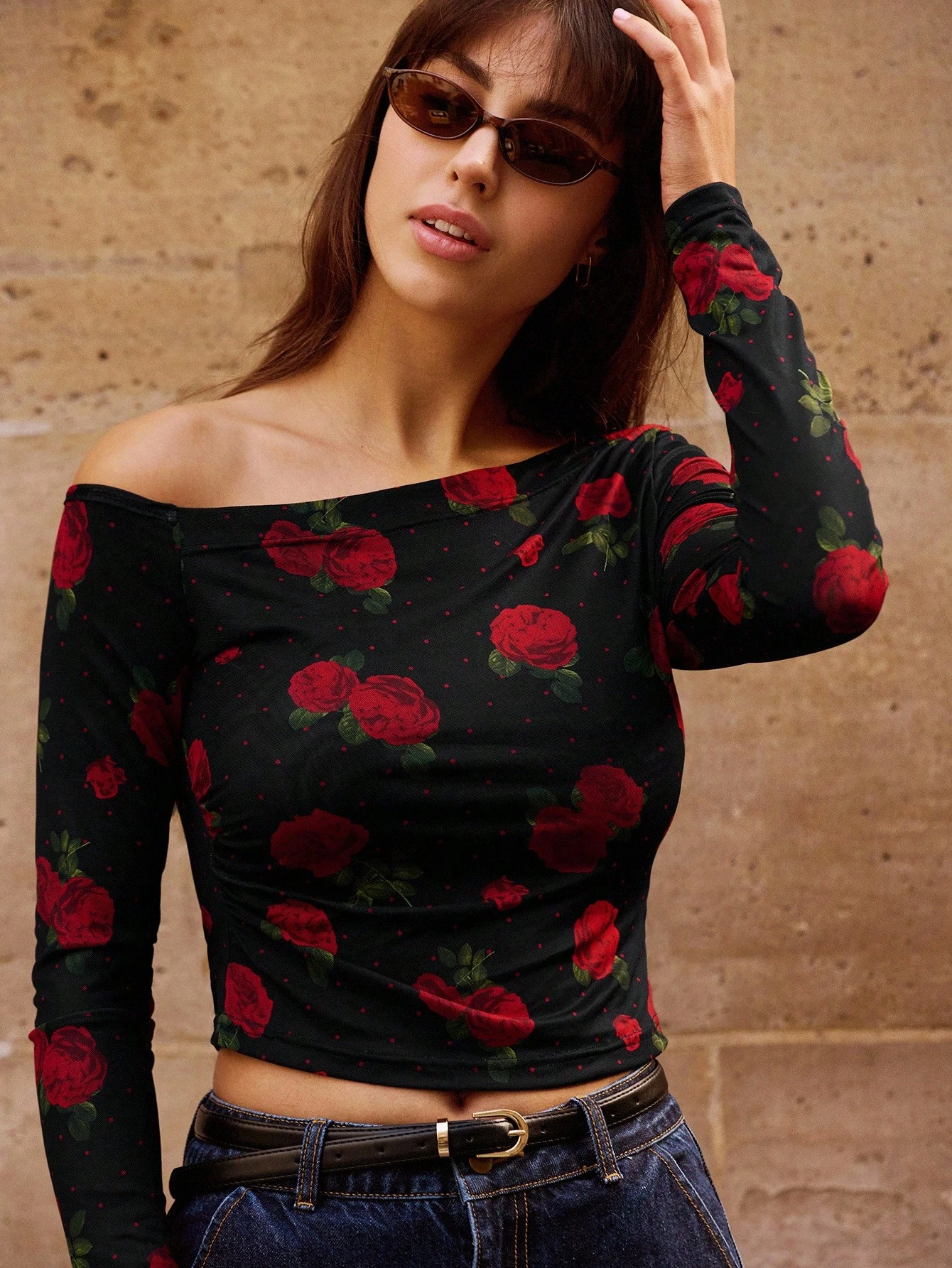 Top Ajustada de Manga Longa com Ombros à Mostra e Estampa Floral Preta em Tela, Roupas Femininas de Outono