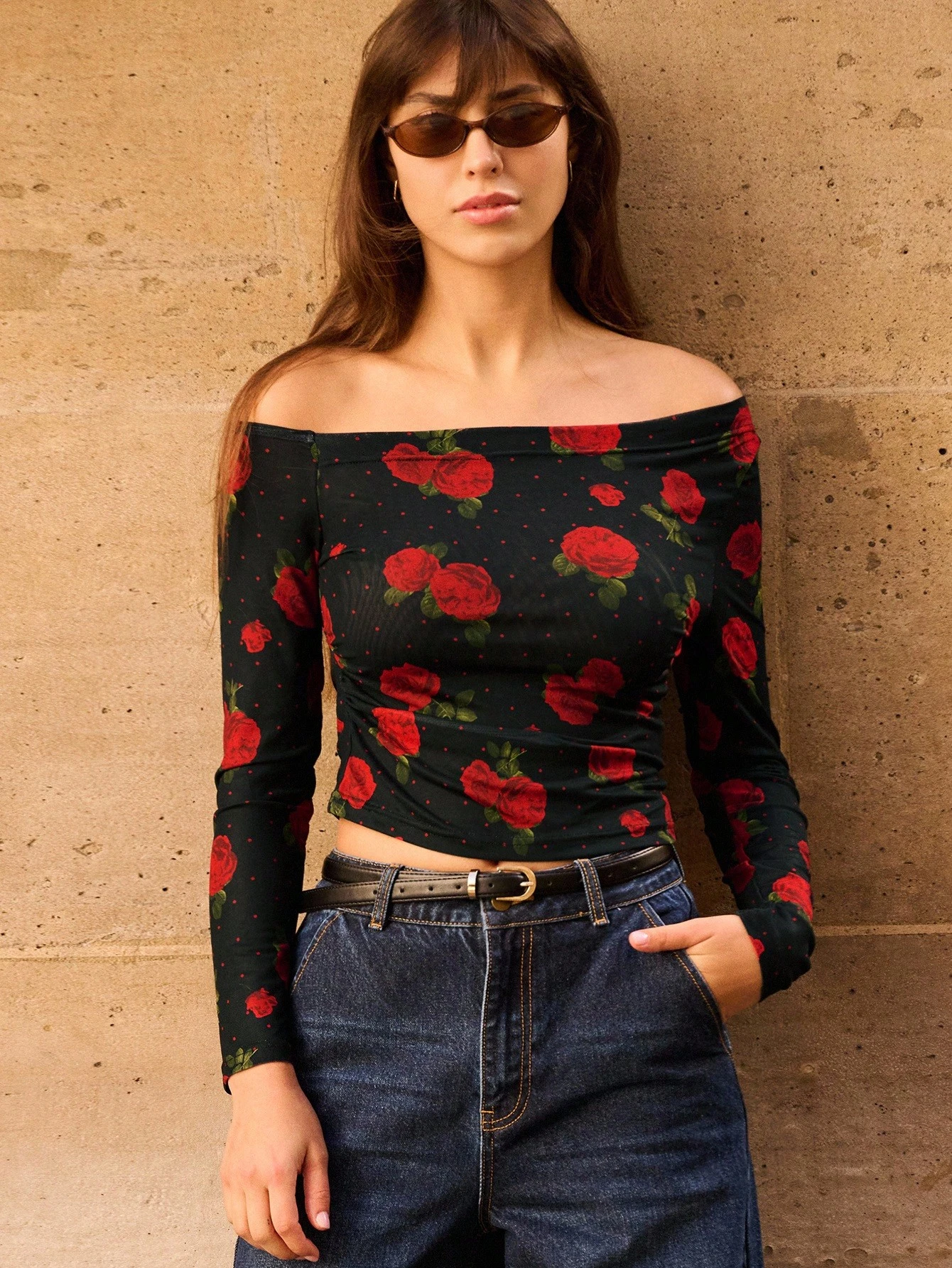 Top Ajustada de Manga Longa com Ombros à Mostra e Estampa Floral Preta em Tela, Roupas Femininas de Outono