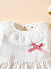 SHEIN Váy xòe cổ bèo nhún nơ xinh xắn cho bé gái sơ sinh, vải gân mềm mại, màu hồng, thiết kế váy bồng bềnh, đáng yêu và thoải mái cho trẻ sơ sinh - trắng - Xem 7