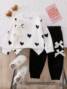 SHEIN 心形印花女婴运动衫套装，带蝴蝶结装饰和紧身裤，时尚休闲装，适合居家和户外穿着