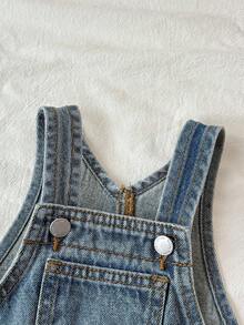 SHEIN Luźny, dżinsowy kombinezon dla chłopca w stylu vintage w kolorze niebieskim z przetarciami - Ciemny jeans - Zobacz 7