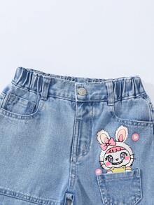SHEIN 1 pieza Pantalones rectos de mezclilla con estampado de conejo para niñas jóvenes, estilo callejero retro dulce y elegante para uso casual diario. ¡El estampado de conejos azul + rosa es lindo y juguetón, el diseño de múltiples bolsillos es dulce y de moda! El lavado claro, el corte recto y el ajuste holgado son cómodos para ir de compras diarias, vacaciones, vida universitaria o salir con amigos, una pieza de moda versátil para tu armario durante todo el año.