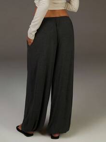 Athîral Pantalones de pierna de barril de color gris grafito oscuro para mujer, de tela de punto elástica suave, cintura media-baja con ajuste relajado, puños elásticos, construcción minimalista estilizada, detalles de dobladillo recogido sutil, confort y calidez avanzados, elegante y estilo intelectual de cápsula para otoño e invierno, pantalones fluidos para mujer, otoño para mujer, Año Nuevo, casual para mujer - Gris - Ver 5