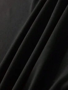 EMERY ROSE تي شيرت كاجوال بياقة مستديرة وأكمام طويلة للسيدات مطبوع عليه صورة سانتا كلوز المرصعة باللؤلؤ - الأسود - مشاهدة 4