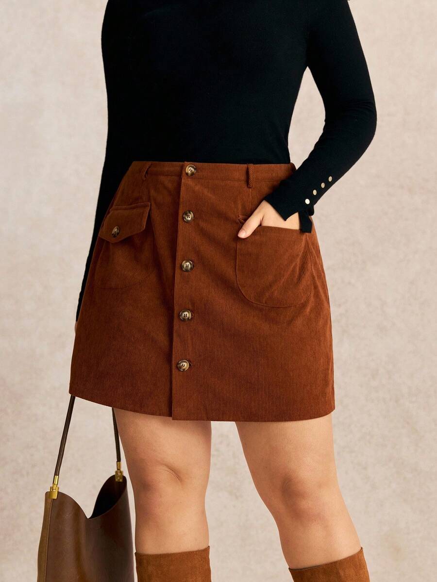 Nubod 大码女式七分长裙，前开纽扣，装饰口袋，优雅时尚，适合下午茶和休闲外出。有驼色灯芯绒和棕色大码款式可选。 - 棕色 - 查看 1