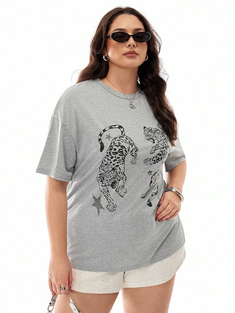 SHEIN EZwear 大码大码图案圆领短袖 T 恤,休闲 - 淺灰色 - 查看 1