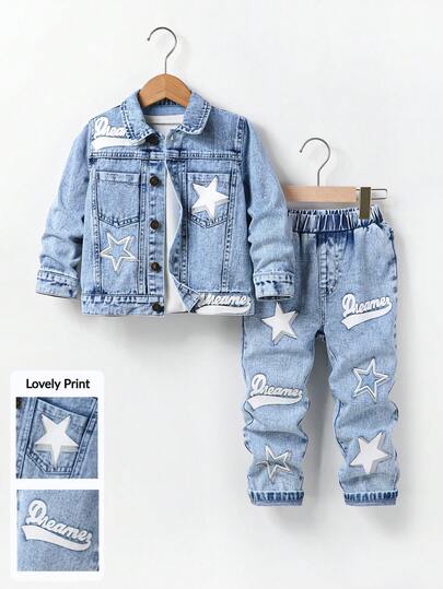 SHEIN Playful Pals Young Boys långärmad denimtopp med bokstavs- och stjärnmönster och avsmalnande byxor i resår och midja, avslappnad stil för fotografering och semester! Klassisk tvättad blå denim, bekvämt tyg. Topp: Långärmad, bokstavs- och stjärnmönster, öppningsbar, fickor, rak axeldesign. Byxor: Resår i midjan, bokstavs- och stjärnmönster, avsmalnande passform. Lämplig för vardagskläder, streetstyle-fotografering, weekendresor och mer!