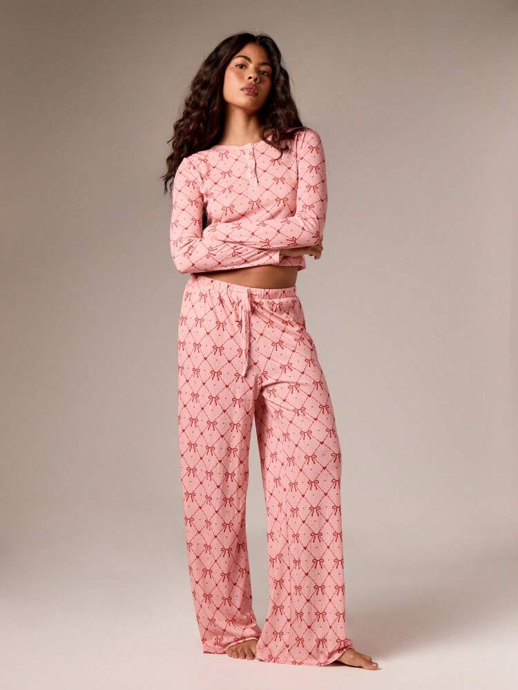 Conjunto de pijama de manga larga con estampado de lazo y pantalones anchos