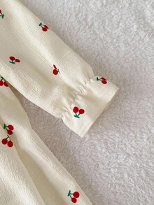 SHEIN Playful Pals 1 件女婴可爱樱桃印花连衣裙，韩版圆领长袖腰系带纽扣前短裙，3D 蝴蝶结设计，甜美时尚水果印花泡泡袖娃娃裙，适合春秋季休闲外出、旅行、生日派对 - 杏色 - 查看 4