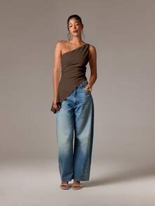 AiiRZ Blusa elegante de diseño asimétrico con hombro descubierto, cintura fruncida y volante, sin mangas, para fiestas de noche de otoño - Marrón Chocolate - Ver 4