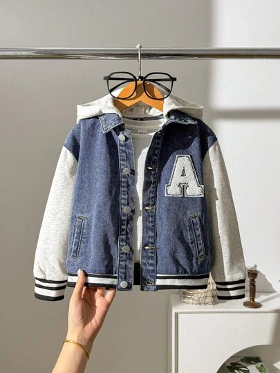 SHEIN 男童做旧休闲字母贴片灰色针织连帽宽松牛仔外套，秋冬季休闲百搭，适合男孩秋冬日常穿着和街头风格，也适合男孩万圣节、圣诞节、新年、感恩节等节日穿着。这款外套采用牛仔面料，适合冬季穿着，风格街头。