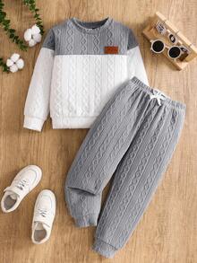SHEIN Vacaura 2 件套小男孩休闲简约灰白条纹针织圆领长袖上衣和裤子套装，正面皮革贴片装饰，面料柔软舒适，适合春季、秋季、冬季、户外、休闲、家居服、幼儿服装 - 彩色 - 查看 2