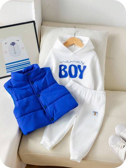 SHEIN 3-delars babykläder för pojkar: Termofodrad vit huvtröja, mjukisbyxor och blå kragejacka. Bekväma, mångsidiga och trendiga vardagskläder med grafisk design med bokstäver, lämpliga för inomhus, utomhus, skidåkning, vardagskläder, sport, lek, fest, fotografering under höst-/vintersäsongen. Träningsoverall, joggingbyxor, festival, halloween, jul, nyår