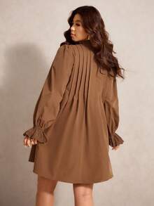 Elaquor 大码休闲浪漫蕾丝拼布褶皱 H 型女式短款连衣裙 - 棕色 - 查看 2