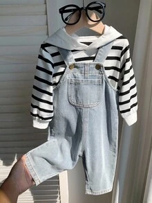 SHEIN Bộ 2 áo hoodie kẻ sọc đen trắng thường ngày cho bé trai và quần yếm denim xanh, thích hợp mặc trong nhà, ngoài trời, mặc hàng ngày, thể thao, vui chơi, tiệc tùng, chụp ảnh, ngày lễ, lễ hội, tiệc tùng, quần áo trẻ em unisex, quần áo mùa đông cho bé - Nhiều màu - Xem 6