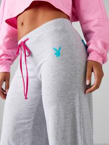 Missguided x Playboy Quần dài ống rộng cạp cao in chữ nhiều màu, quần dài thể thao phong cách Y2K, quần thường ngày cổ điển - Màu Xám nhạt - Xem 4