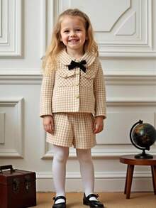 Souflis Souflis 2 pièces/Set Ensemble veste et short imprimé pied-de-poule beige style vintage français élégant, convient pour les fêtes, les sorties, les rassemblements et autres occasions. Nouvelle arrivée automne/hiver 2025 pour les filles et les tout-petits. Ensemble élégant de vêtements d'automne-hiver pour bébé fille. Ensemble 2 pièces à carreaux mignon style vintage pour les tout-petits filles, tenue scolaire d'automne - Beige - Voir 2