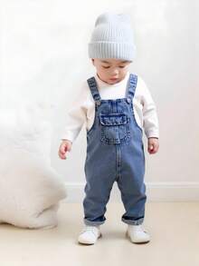 SHEIN 2 件套男婴休闲牛仔背带裤和 T 恤套装，春/夏/秋/冬，白色修身针织长袖 T 恤搭配中蓝色牛仔锥形背带裤，面料柔软舒适，时尚日常穿着 - 藍白色 - 查看 3
