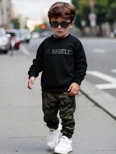 两件套男童宽松彩色立领套头卫衣和迷彩渐变柔软工装裤套装，加厚保暖内衬，适合秋冬季节穿着