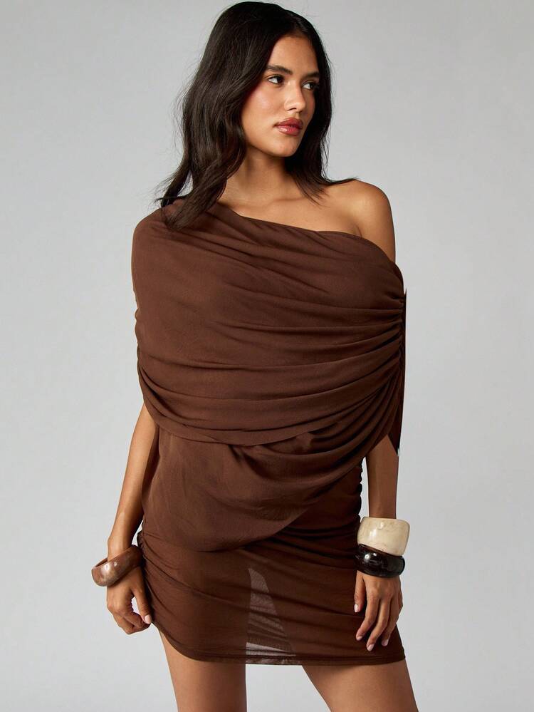 MISSGUIDED Robe mini asymétrique drapée à une épaule, froncée, en maille, pour soirée, fête, sortie en boîte de nuit. Robe fourreau glamour sans manches, moulante