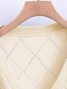 GlowEve CURVE 1 buah Sweater Rajut Wanita Ukuran Besar Motif Berlian dengan Kancing Emas - Krem - View 4