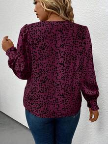 Bluzka damska z nadrukiem dalmatyńczyka, wyciętym dekoltem i rękawami typu latarnia