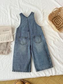 SHEIN Luźny, dżinsowy kombinezon dla chłopca w stylu vintage w kolorze niebieskim z przetarciami - Ciemny jeans - Zobacz 2