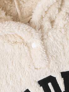 SHEIN 1件套男婴字母刺绣长袖连帽连体衣，温暖舒适的休闲连体衣，适合男婴秋、春、冬季穿着。无论上学还是居家，男婴都可以穿着这款连体衣。这款连体衣百搭耐穿，适合男婴日常生活中的各种场合。