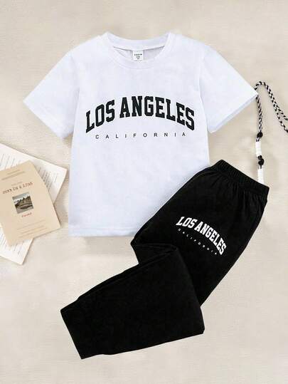 SHEIN Set de 2 piezas de camiseta de manga corta con cuello redondo y pantalones con estampado de letras y números para niños pequeños, adecuado para uso diario, combinación con chaquetas, salidas, viajes, festivales, reuniones, estilo callejero, que muestra el encanto único de los niños y les permite correr libremente y con confianza en diversas ocasiones como uso diario, salidas, reuniones, escapadas, vacaciones, viajes, relajación, tomar el sol, verano