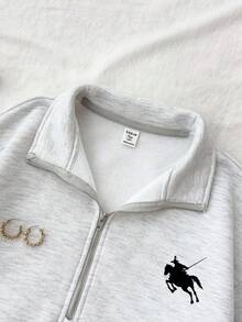SHEIN Áo sweatshirt nữ tuổi teen màu xám nhạt, vai rớt, khóa kéo nửa thân, dáng ngắn, ấm áp, thích hợp cho mùa thu đông. Phù hợp mặc hàng ngày, phong cách đường phố, ở nhà. Áo sweatshirt dễ thương, kiểu dáng thể thao, cổ đứng, khóa kéo. Áo sweatshirt màu trắng xám pha, tay dài, thích hợp mặc hàng ngày, dự tiệc, mùa thu đông, thoải mái, dễ phối đồ, thời trang. - Xám - Xem 7