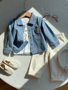 SHEIN 3 قطع طقم ملابس للأطفال الصبيان للخريف/الشتاء، جاكيت جينز كاجوال مزينة بالدب، تي شيرت أبيض بأكمام طويلة، وبنطلون كاجوال بيج، مناسب لحفلات عيد الميلاد، الحفلات المسائية، الحفلات، حفلات الزفاف، حفلات استقبال المولود، المعمودية، وعيد الميلاد الأول، وحضانة الأطفال - متعدد الألوان - مشاهدة 1