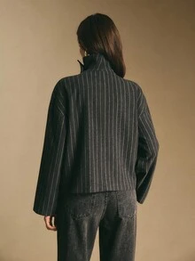 Poéselle 女士细条纹漏斗领夹克 – 现代简约风格的短款双排扣大衣 女士细条纹漏斗领夹克 短款大衣 低调奢华外套 宽松西装外套 简约冬季时尚 女士秋冬时尚 条纹双排扣大衣 秋冬 - 藏蓝色 - 查看 6