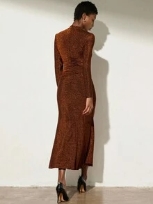 Aveloria Modichic 新款复古简约纯色连衣裙，金属光泽针织面料，秋冬长袖鱼尾设计，A字褶皱收腹修身，喇叭下摆修身开衩。优雅奢华的款式，适合秋冬约会、派对、晚会，展现独特品味和时尚魅力 - 紅木色 - 查看 3