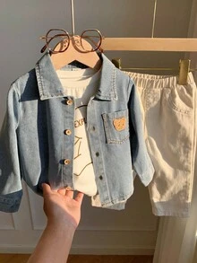 SHEIN 3 قطع طقم ملابس للأطفال الصبيان للخريف/الشتاء، جاكيت جينز كاجوال مزينة بالدب، تي شيرت أبيض بأكمام طويلة، وبنطلون كاجوال بيج، مناسب لحفلات عيد الميلاد، الحفلات المسائية، الحفلات، حفلات الزفاف، حفلات استقبال المولود، المعمودية، وعيد الميلاد الأول، وحضانة الأطفال - متعدد الألوان - مشاهدة 3