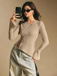 Poéselle 女式秋季时尚通勤条纹不对称下摆喇叭袖T恤 - 杏色 - 查看 4