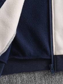 SHEIN Genkimix Kids 2件套男童舒适拼布撞色夹克和裤子套装。卫衣外套采用柔软毛绒面料制成，适合秋冬季穿着。独特的拼布和撞色设计增添了时尚趣味元素，让每个小男孩都能自信地展现自己的风格。 - 彩色 - 查看 10