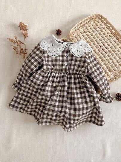 SHEIN 1 pièce Robe vintage à carreaux pour bébé fille, robe courte à manches longues, col de poupée, style coréen casual polyvalent avec volants en dentelle et manches bouffantes, taille marquée et boutons devant. Convient pour le printemps, l'automne et l'hiver, pour un usage quotidien