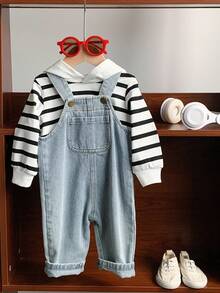 SHEIN Bộ 2 áo hoodie kẻ sọc đen trắng thường ngày cho bé trai và quần yếm denim xanh, thích hợp mặc trong nhà, ngoài trời, mặc hàng ngày, thể thao, vui chơi, tiệc tùng, chụp ảnh, ngày lễ, lễ hội, tiệc tùng, quần áo trẻ em unisex, quần áo mùa đông cho bé - Nhiều màu - Xem 3