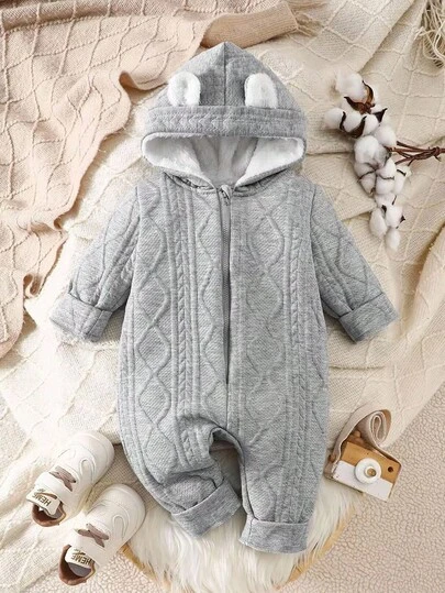 SHEIN Playful Pals 婴儿男女通用灰色休闲连帽连体衣，毛茸茸的耳朵设计，适合外出、休闲穿着、周末野餐和温馨聚会。婴儿休闲拉链连体衣，男婴服装，新生儿冬季婴儿外套连体衣，男女通用婴儿服装，中性婴儿服装，冬季婴儿服装，婴儿外套连体衣