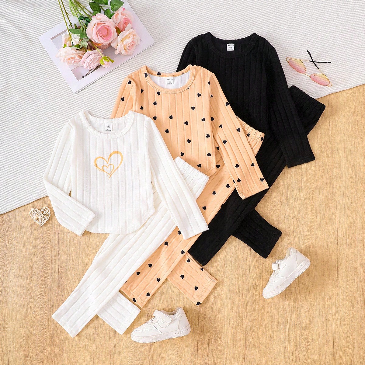 Set de 3 piezas de top de manga larga con cuello de equipo y pantalones de niña pequeña con nuevo diseño acanalado y estampado de corazones, conjun
