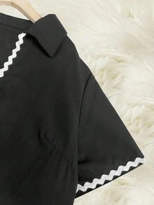 SHEIN LUNE Bộ 3 món cỡ lớn dành cho nữ: Áo cổ polo họa tiết sóng tương phản, áo hai dây và quần short cạp chun có viền tương phản, tối giản và thời trang - màu đen - Xem 4