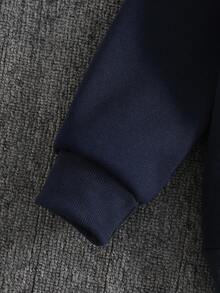 SHEIN Genkimix Kids 2件套男童舒适拼布撞色夹克和裤子套装。卫衣外套采用柔软毛绒面料制成，适合秋冬季穿着。独特的拼布和撞色设计增添了时尚趣味元素，让每个小男孩都能自信地展现自己的风格。 - 彩色 - 查看 4