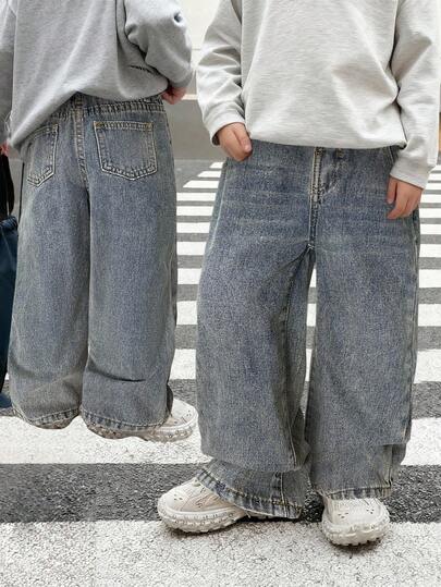 SHEIN بنطلون جينز فضفاض مغسول بالحجر بلون أزرق فاتح بقصة عصرية للأولاد، مناسب للارتداء اليومي في فصل الخريف والشتاء، وللاستخدام في المناسبات مثل عيد الهالوين والكريسماس، جينز دافئ