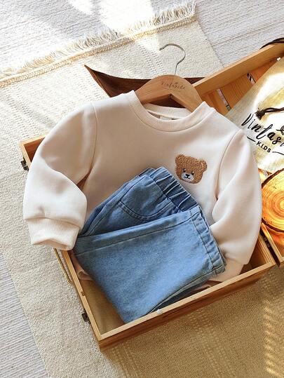Vintaside Kids 男婴春秋圆领长袖小熊刺绣百搭简约连帽衫搭配时尚休闲水洗牛仔裤套装，适合温和天气、购物、玩耍和日常休闲穿着